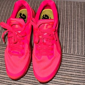 Women’s Hot Pink Nike sneaker gently worn no box